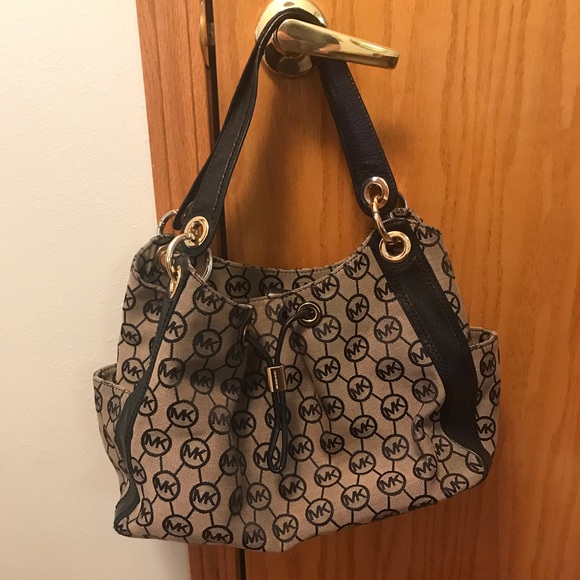 Michael Kors Handbags - ⬇️PRICE REDUCED⬇️😁Michael Kors Shoulder Bag